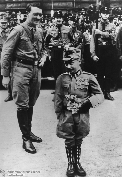 Der große und der kleine Kanzler: Die Karikatur zeigt Hitler und den österreichischen Bundeskanzler Engelbert Dollfuß kurz vor dessen Ermordung (Sommer 1934)